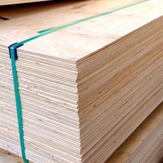 The requirements of the wood industry are very specific: we are dealing with a “working material” here, which is exposed to extreme weather influences, has sharp edges and at the same time has high weights. Boards, beams, strips, but also chipboards or furniture are mainly bundled into packaging units and delivered to the wood-processing industry. LINDER supplies the appropriate strapping products for these special requirements.